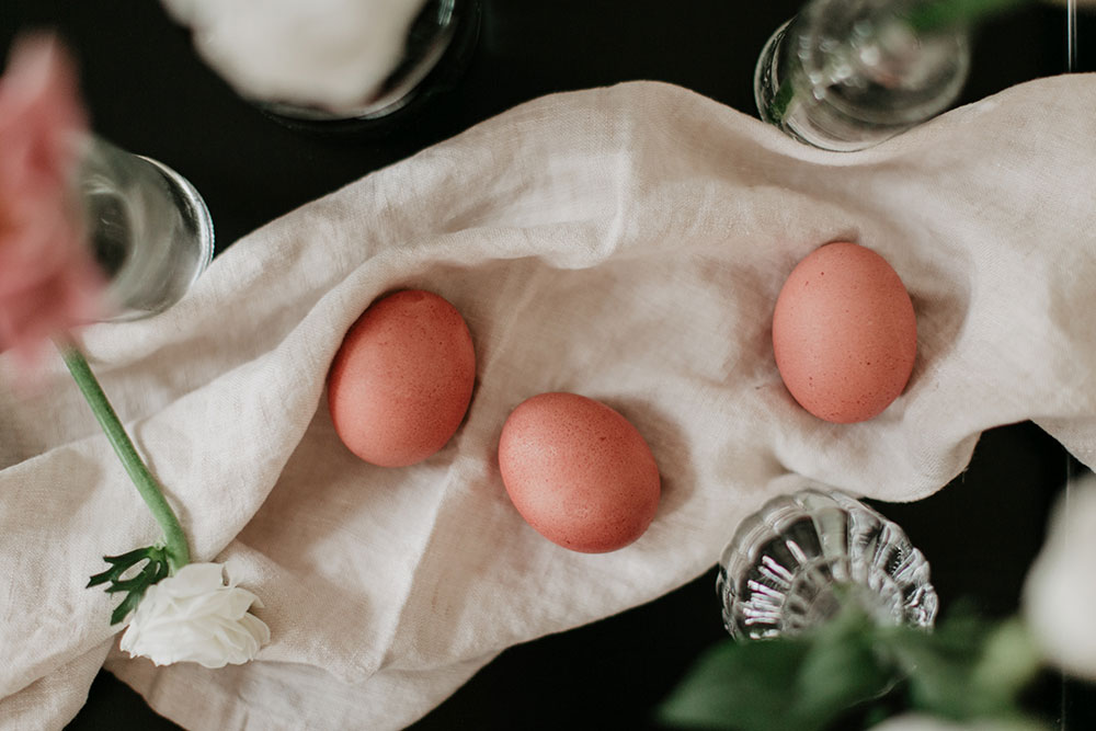 eier-faerben-naturfarben-avocadoschalen-highcarb